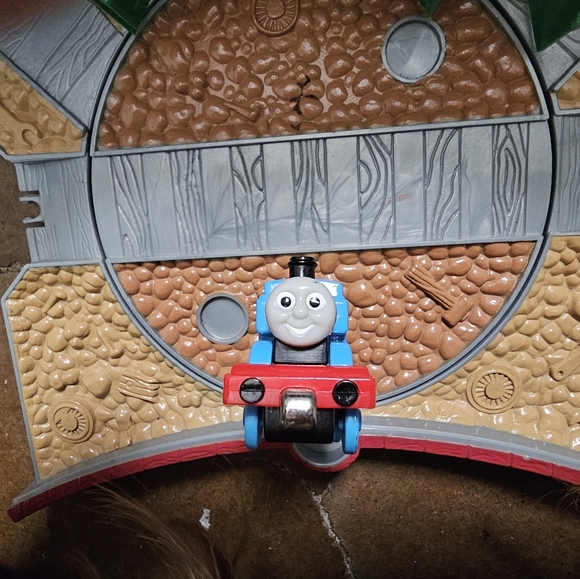Learning Curve Take Along Thomas the Train with Roundhouse Portable Playset - Picture 7 of 8
